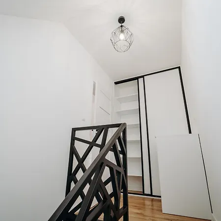 Alavia * ולקה לומניקה