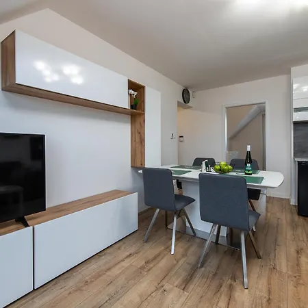 Alavia * Vel'ka Lomnica